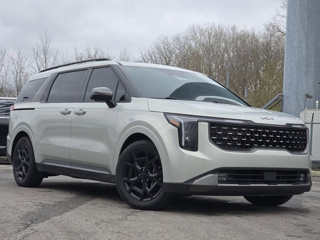 Used 2025 Kia Carnival SX w/ SX Dark Edition Package image 2