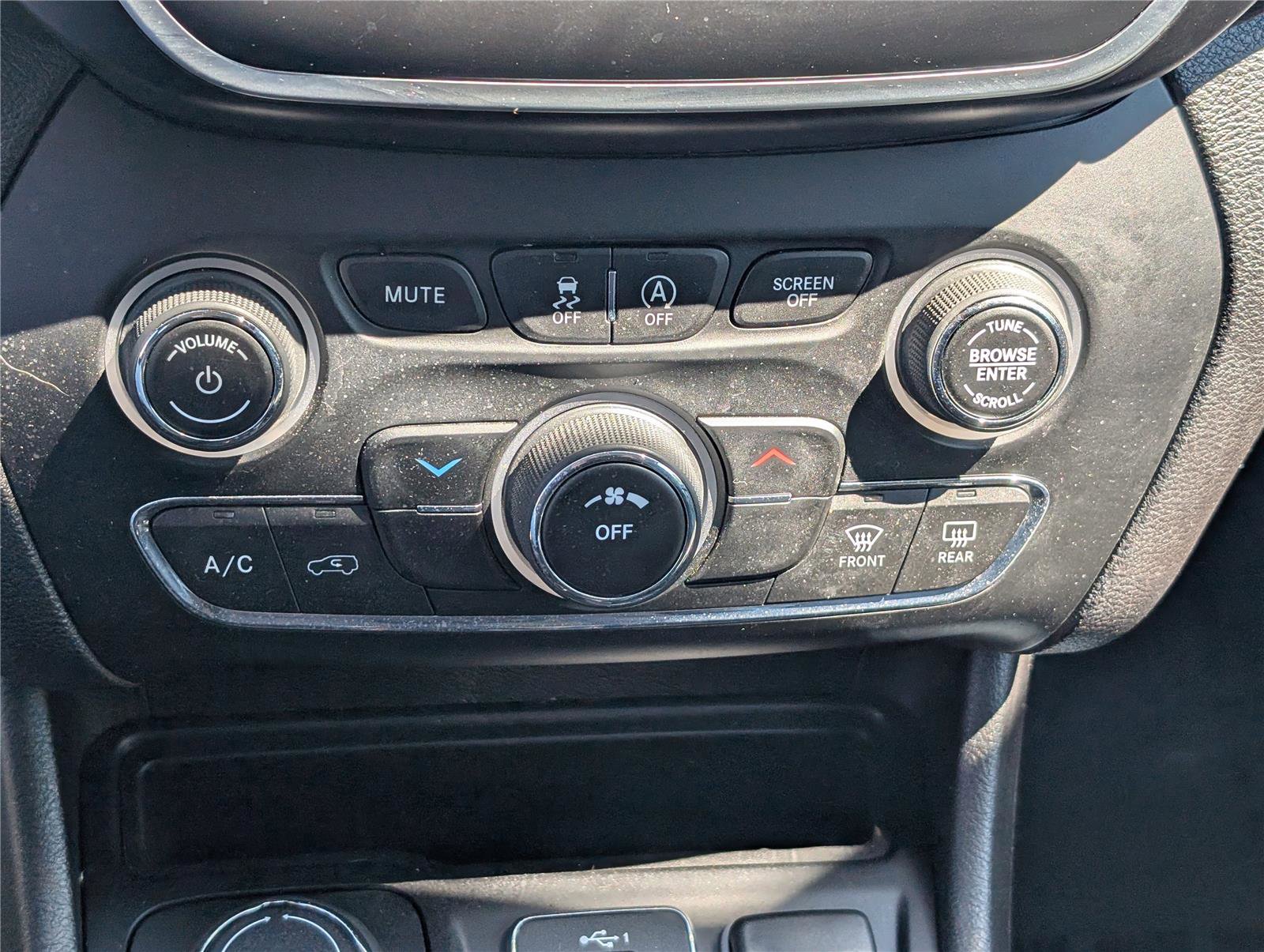 Used 2020 Jeep Cherokee Latitude Plus w/ Cold Weather Group AWD/4WD image 27