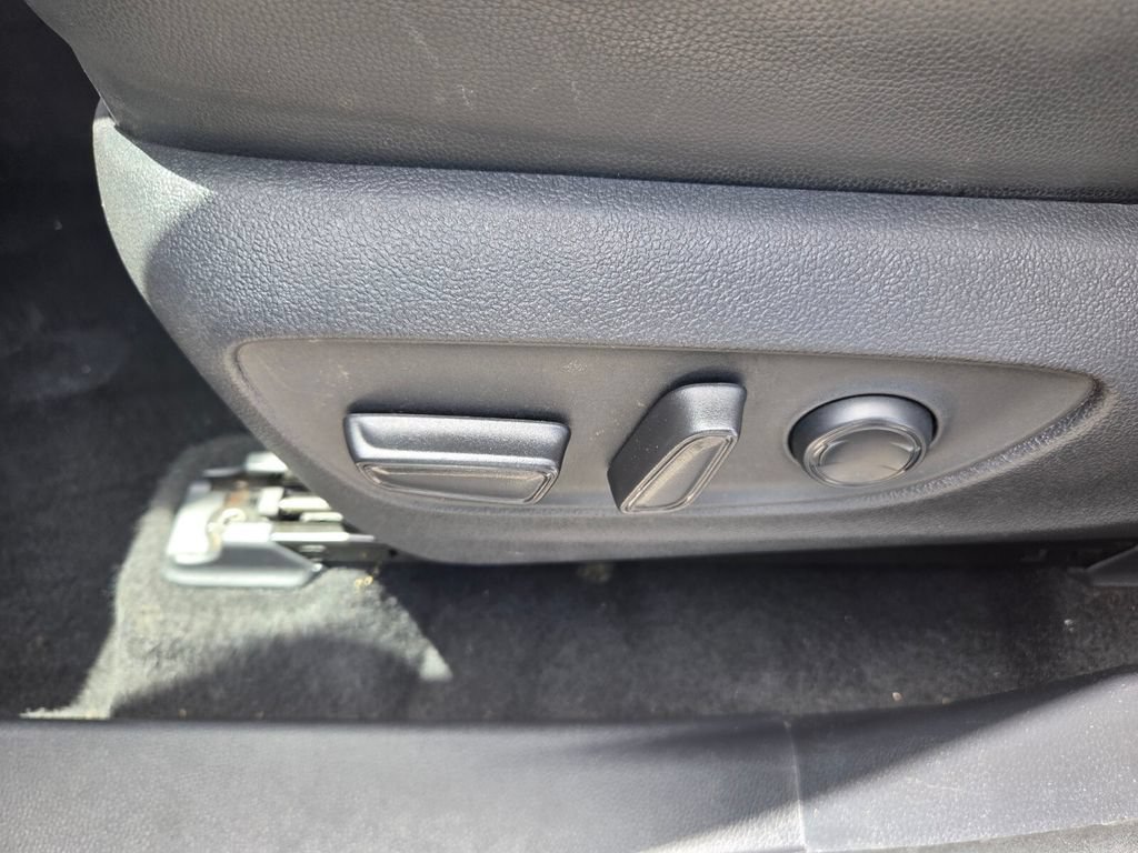 Used 2021 Toyota Highlander XLE FWD image 5