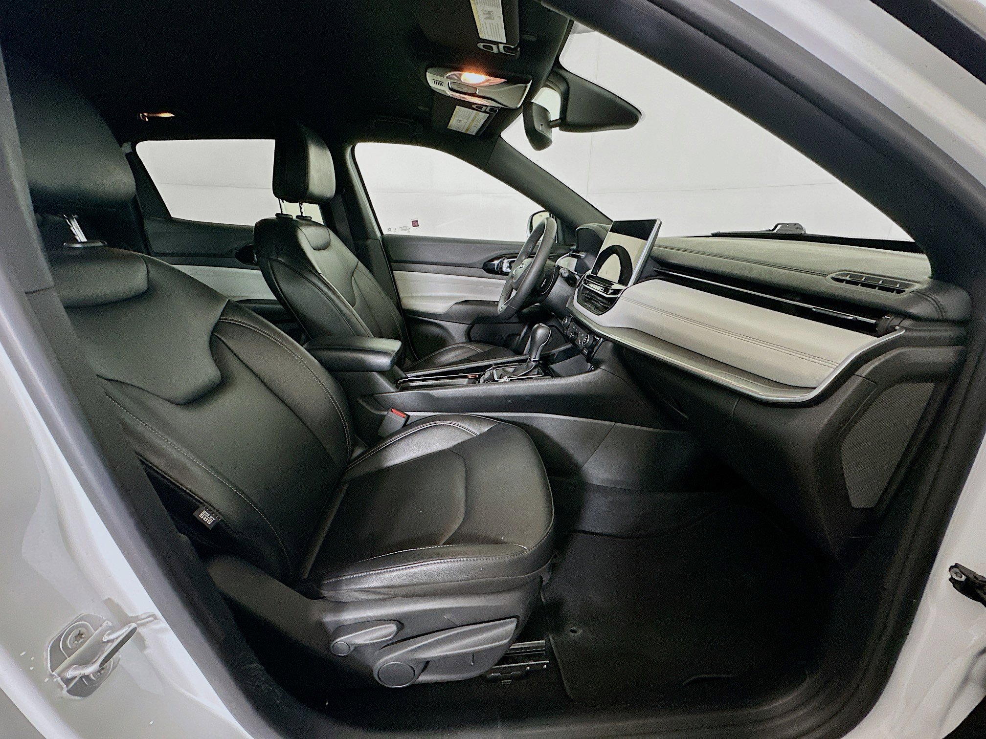 Used 2025 Jeep Compass Limited image 30