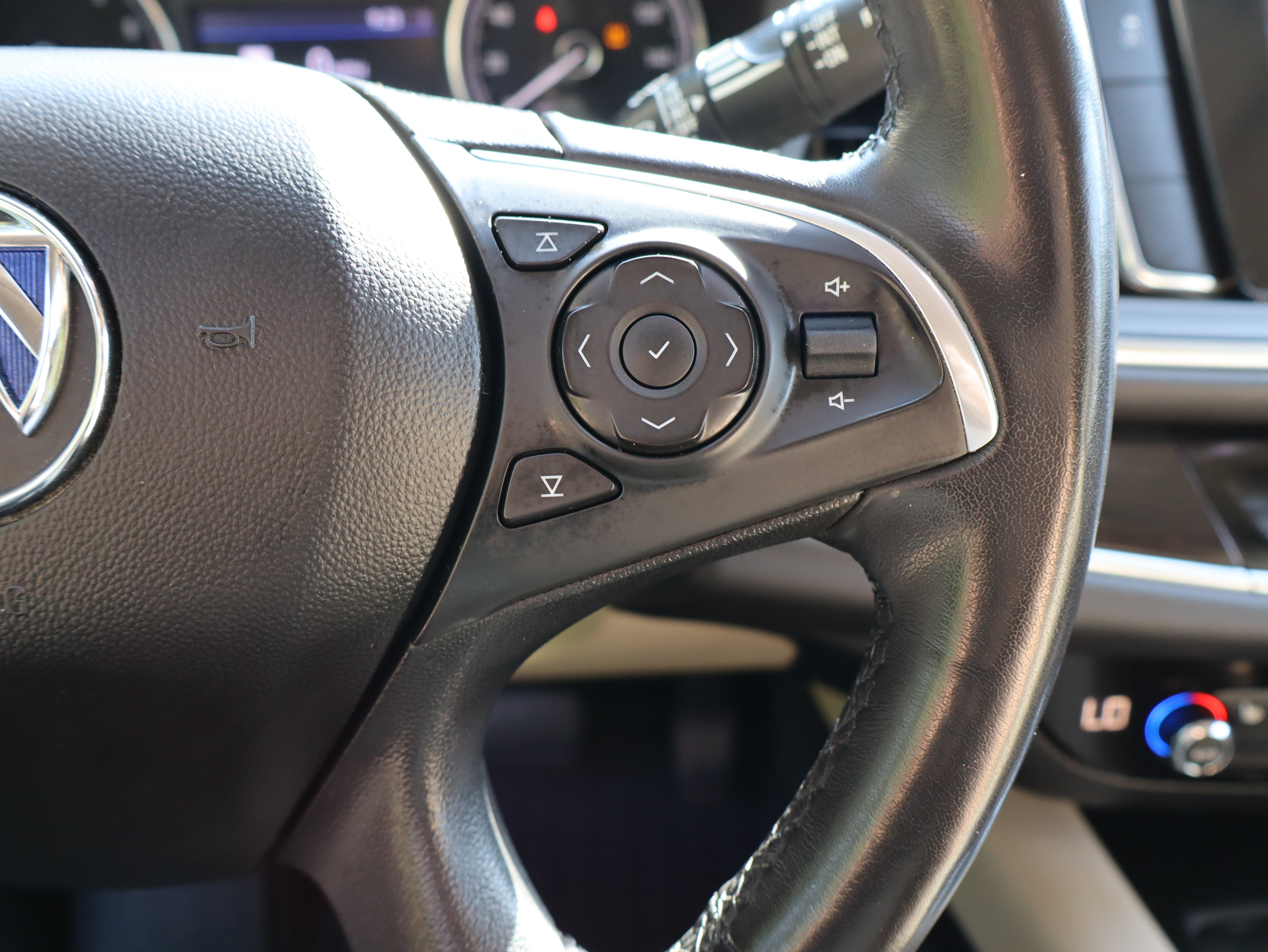 Used 2020 Buick Enclave Essence w/ Sound and Sites Package FWD image 29