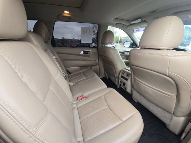 Used 2020 Nissan Pathfinder Platinum FWD image 17