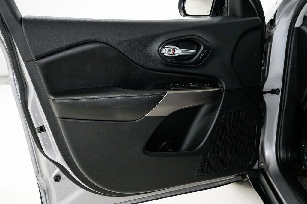 Used 2019 Jeep Cherokee Limited image 7