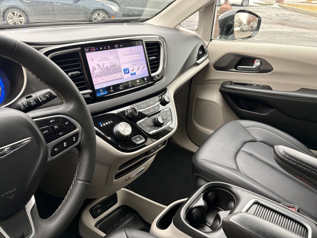 Used 2024 Chrysler Pacifica Touring-L FWD image 34