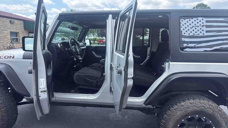 Used 2012 Jeep Wrangler Unlimited Rubicon AWD/4WD image 12