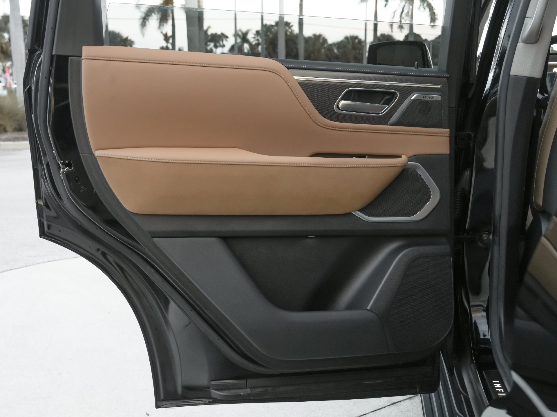 Used 2025 INFINITI QX80 Luxe RWD image 31