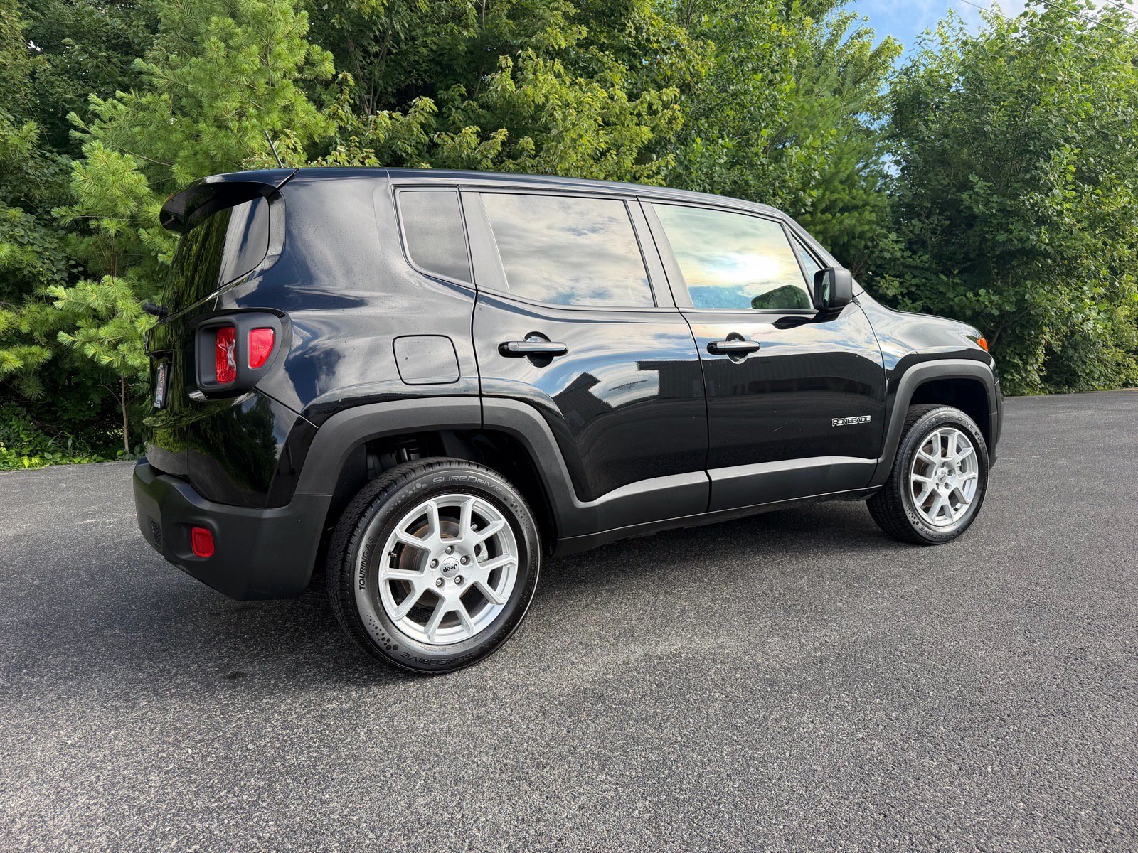 Used 2023 Jeep Renegade Latitude AWD/4WD image 16