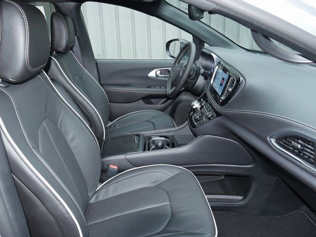New 2026 Chrysler Pacifica Limited w/ Uconnect Theater Family Group AWD/4WD image 30