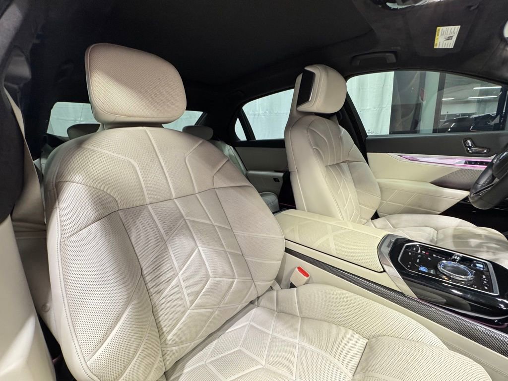 Used 2023 BMW 760i xDrive w/ Executive Package image 31
