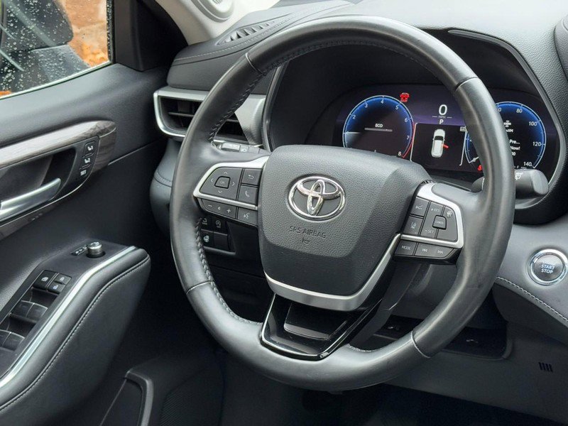 Used 2023 Toyota Highlander image 13