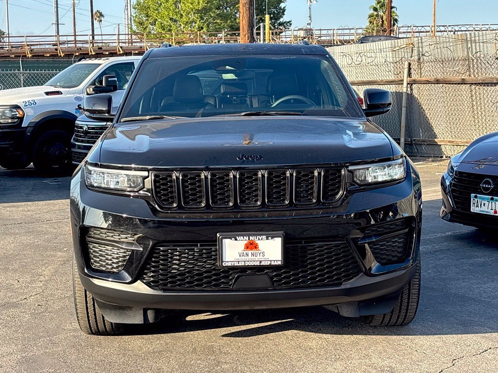 Used 2023 Jeep Grand Cherokee Altitude RWD image 5