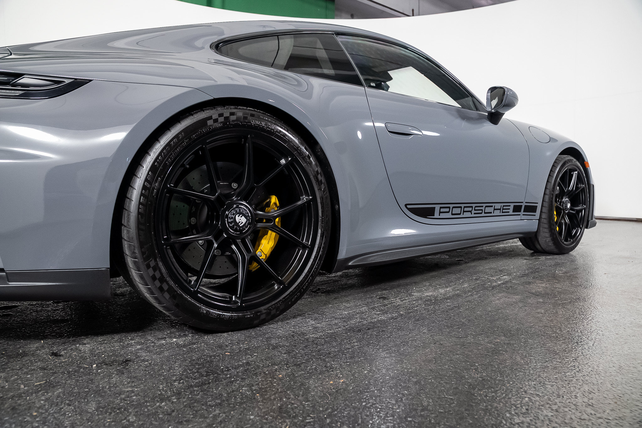 Used 2025 Porsche 911 GT3 RWD image 32