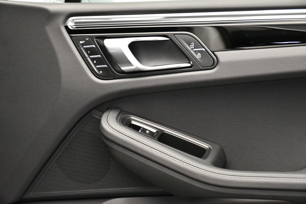 Used 2025 Porsche Macan image 48