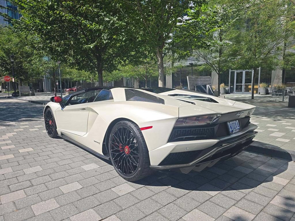Used 2018 Lamborghini Aventador S AWD/4WD image 3