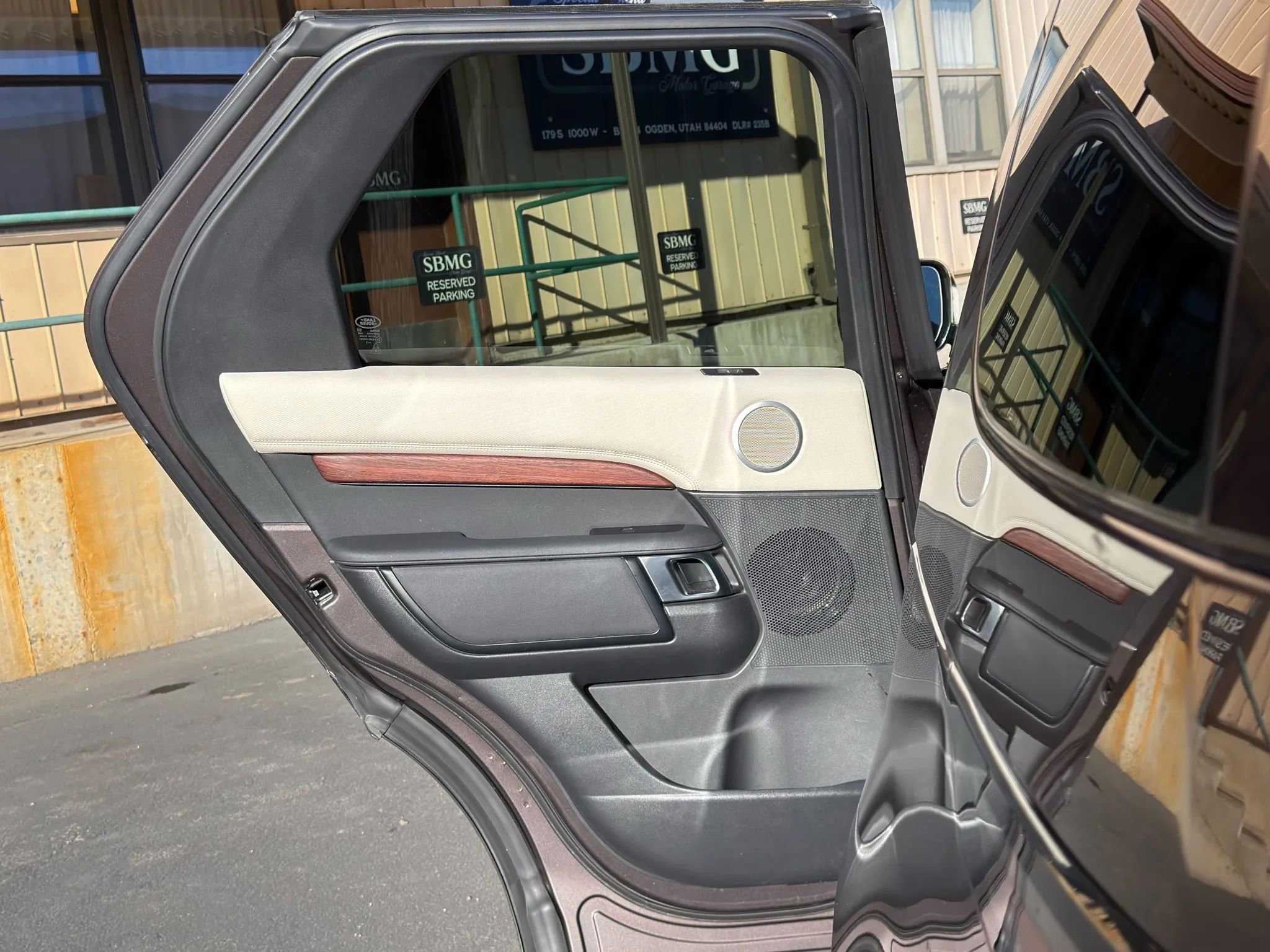 Used 2023 Land Rover Discovery Metropolitan Edition image 22
