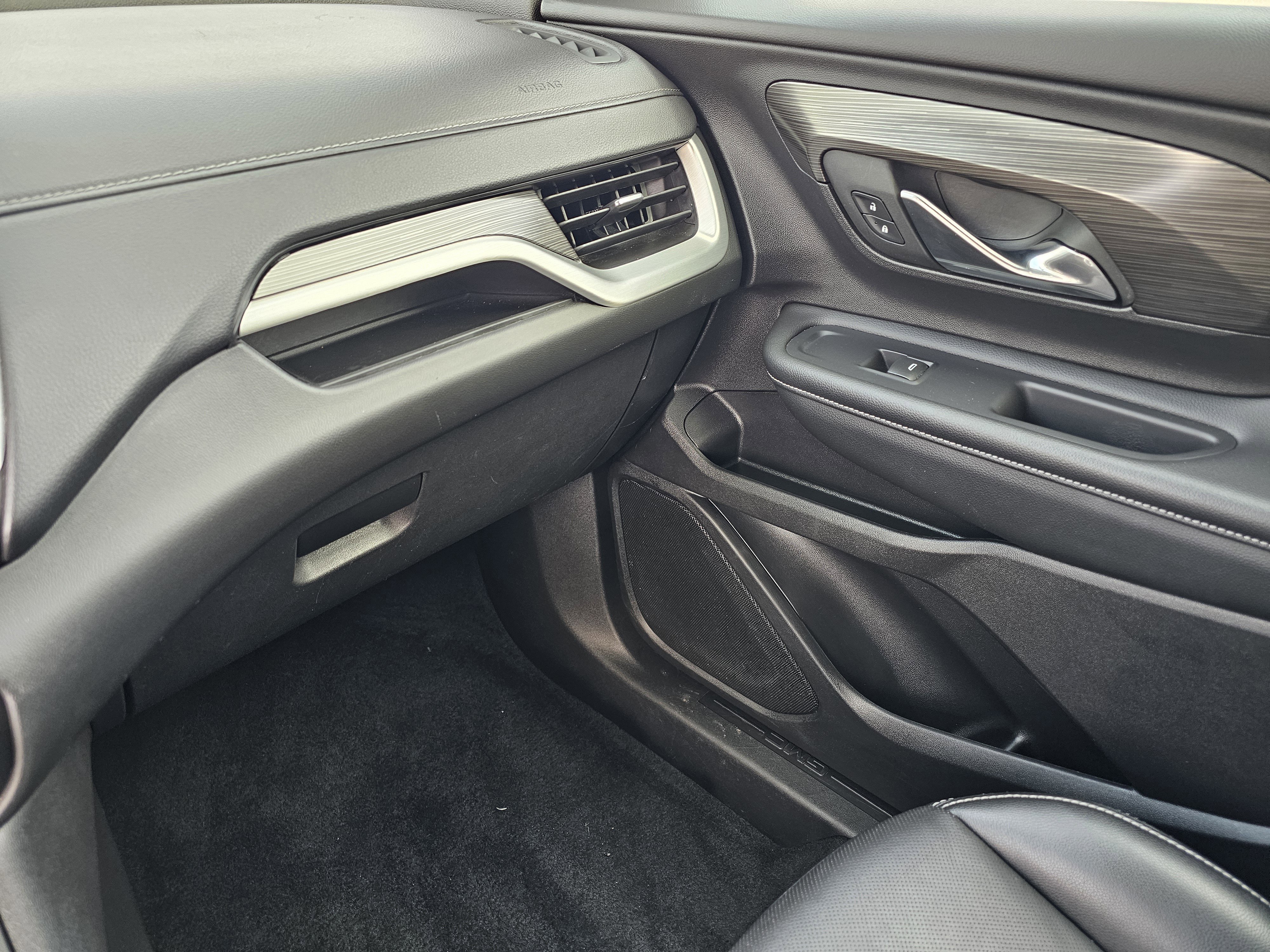 Used 2024 GMC Terrain SLT image 26