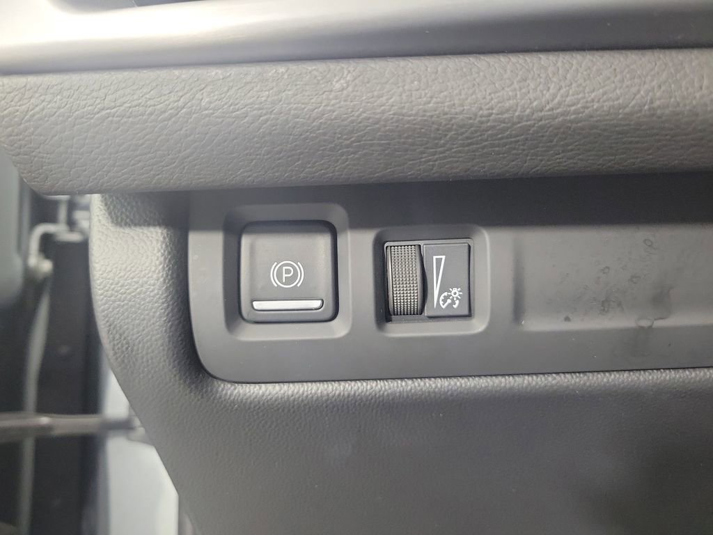 Used 2025 Cadillac XT4 Premium Luxury FWD image 30