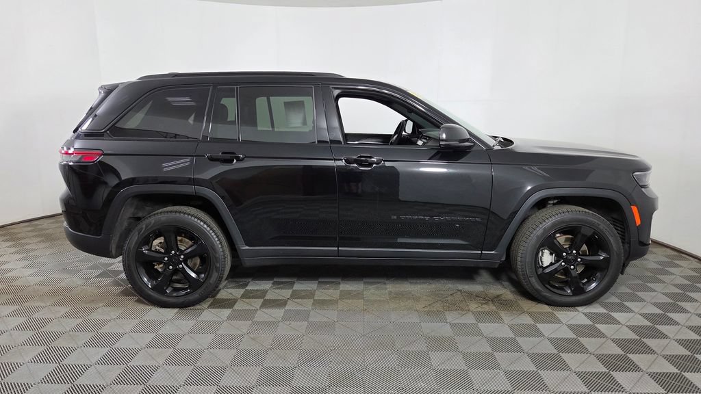 Used 2024 Jeep Grand Cherokee Limited w/ Black Appearance Package AWD/4WD image 10