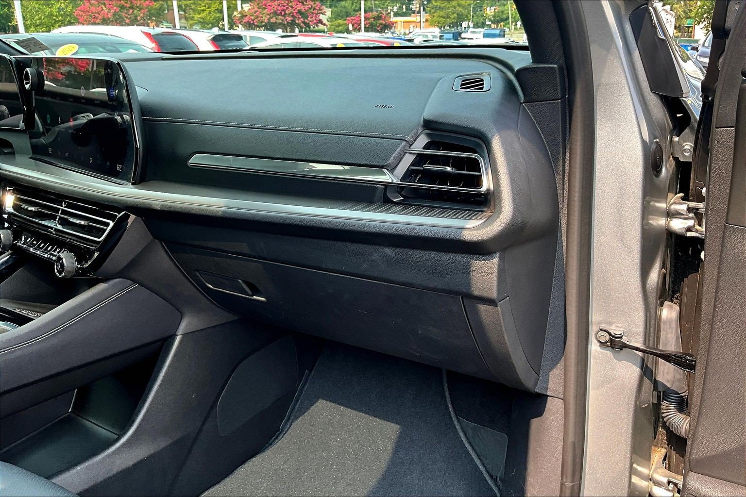 Used 2025 Chevrolet Traverse LT w/ Sun and Wheel Package FWD image 16