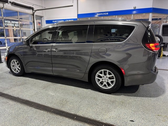 Used 2021 Chrysler Pacifica Touring-L image 5