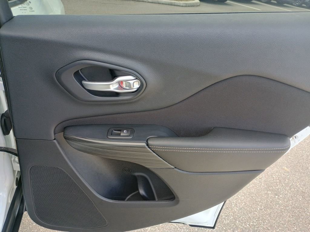 Used 2016 Jeep Cherokee Sport image 18