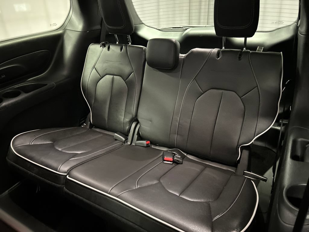 Used 2025 Chrysler Pacifica Premium FWD image 25