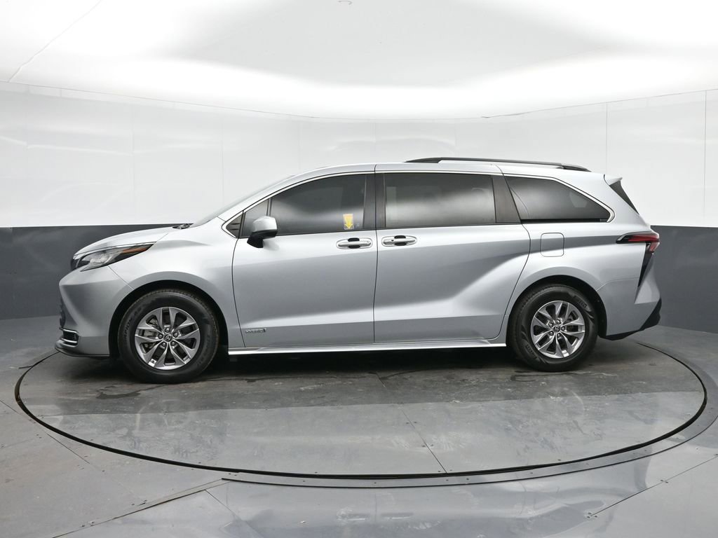 Used 2021 Toyota Sienna XLE w/ XLE Plus Package image 4
