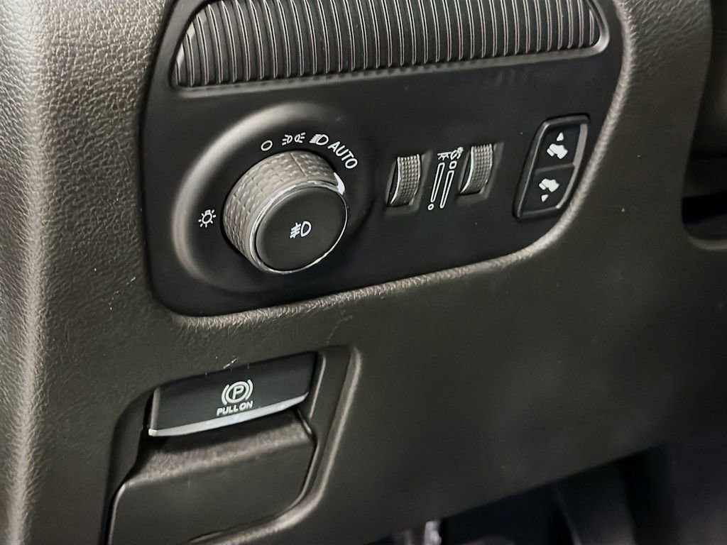 Used 2022 Jeep Wagoneer Series III w/ Premium Group I AWD/4WD image 11