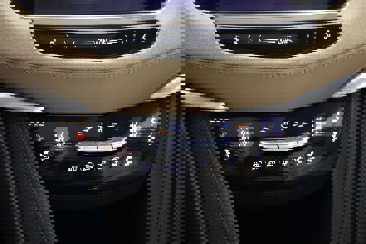 Used 2017 Cadillac XT5 Platinum image 28