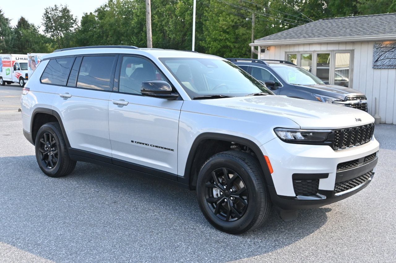 Used 2024 Jeep Grand Cherokee L Laredo image 4