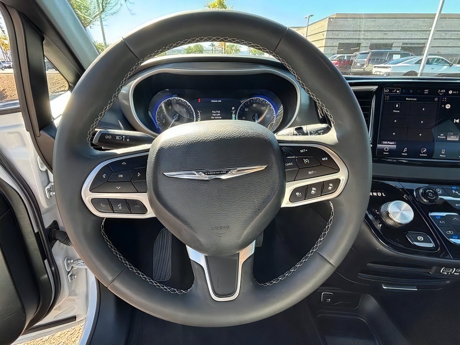Used 2025 Chrysler Pacifica Select FWD image 12