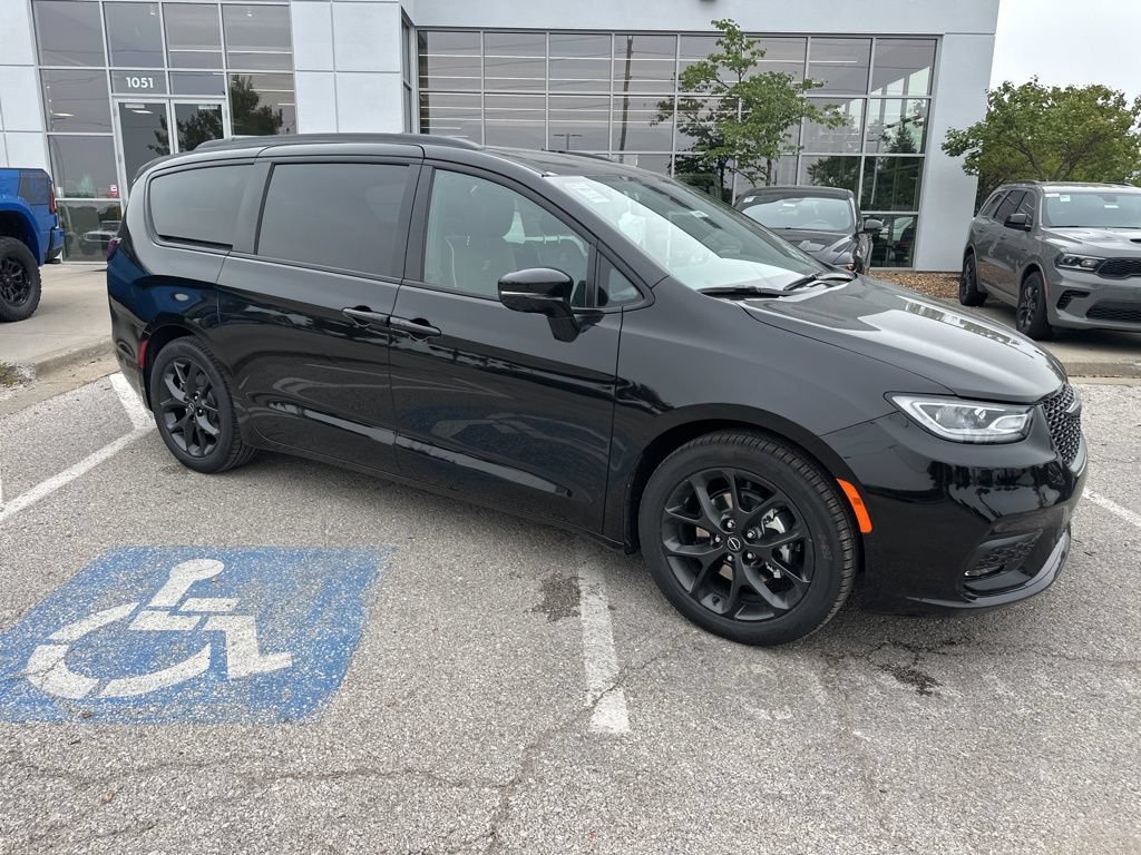 New 2026 Chrysler Pacifica Limited w/ S Appearance Package FWD image 41