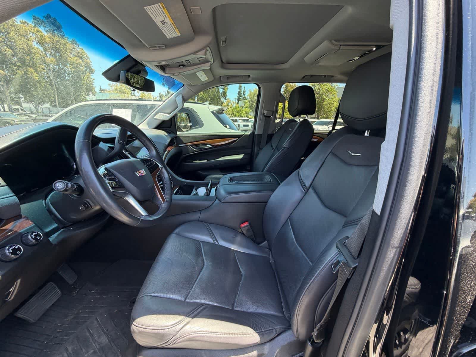 Used 2020 Cadillac Escalade Premium Luxury AWD/4WD image 7