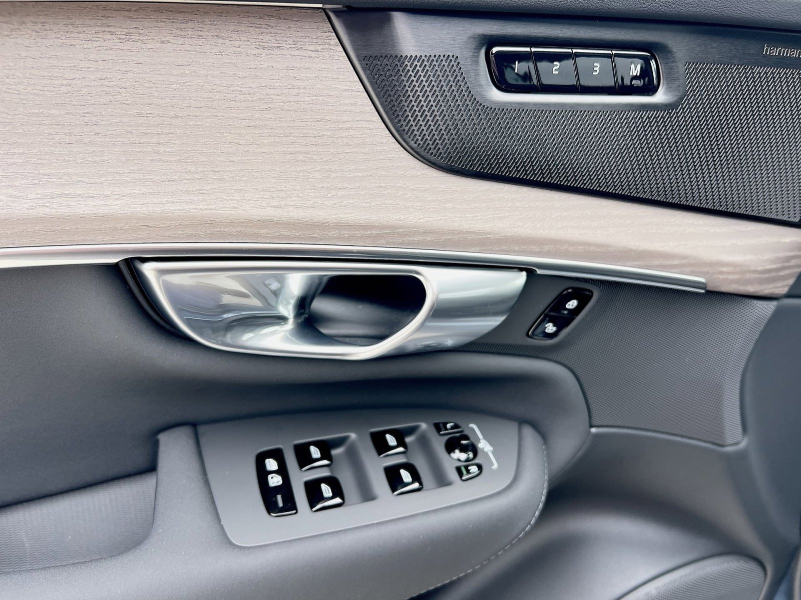 New 2026 Volvo XC90 B6 Plus w/ Protection Package Premier image 15