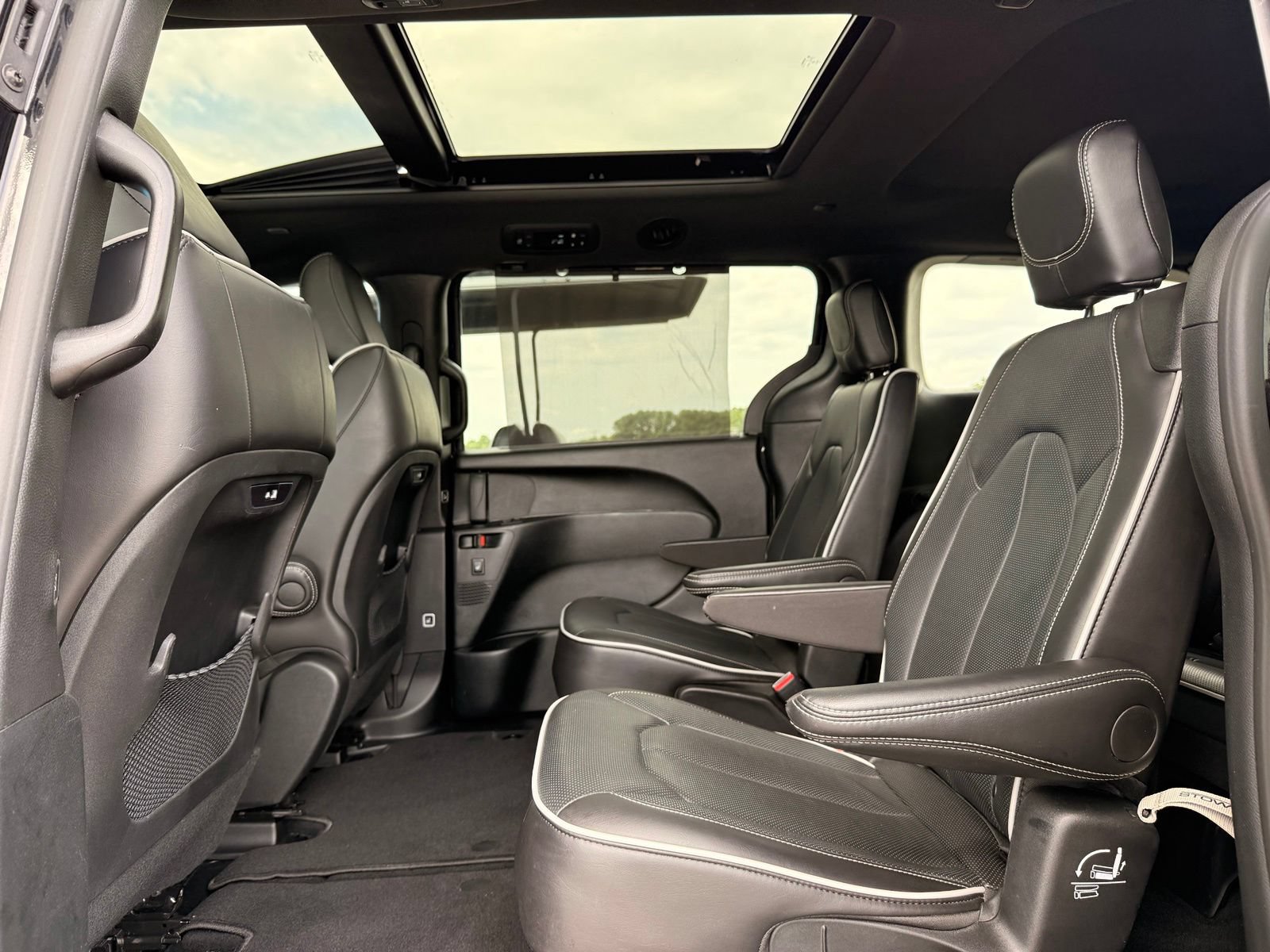 Used 2026 Chrysler Pacifica Limited FWD image 18