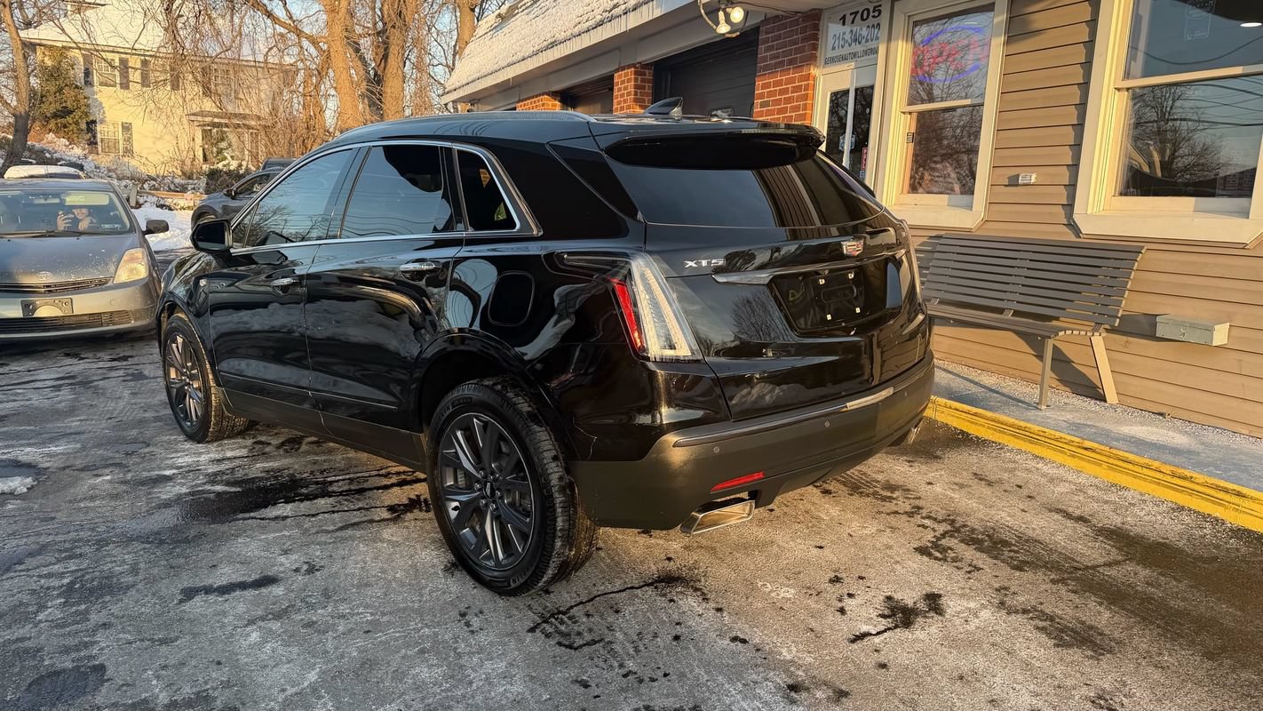 Used 2018 Cadillac XT5 Luxury w/ LPO, Black Ice Package FWD image 3
