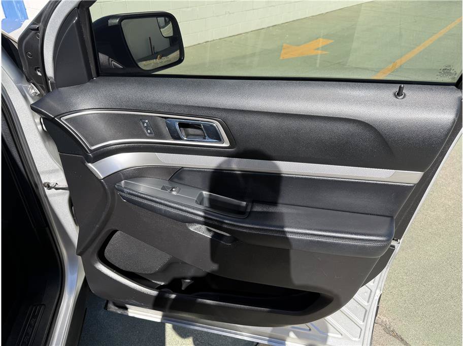 Used 2017 Ford Explorer XLT w/ Equipment Group 201A FWD image 21