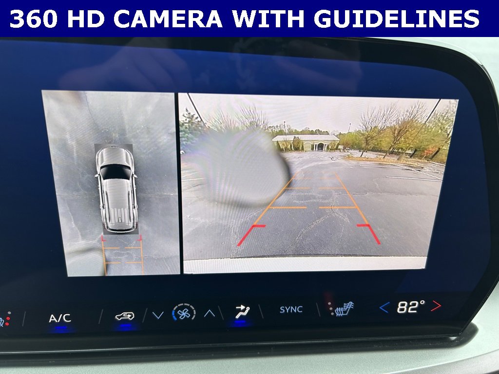 Used 2024 Chevrolet Traverse LT image 3