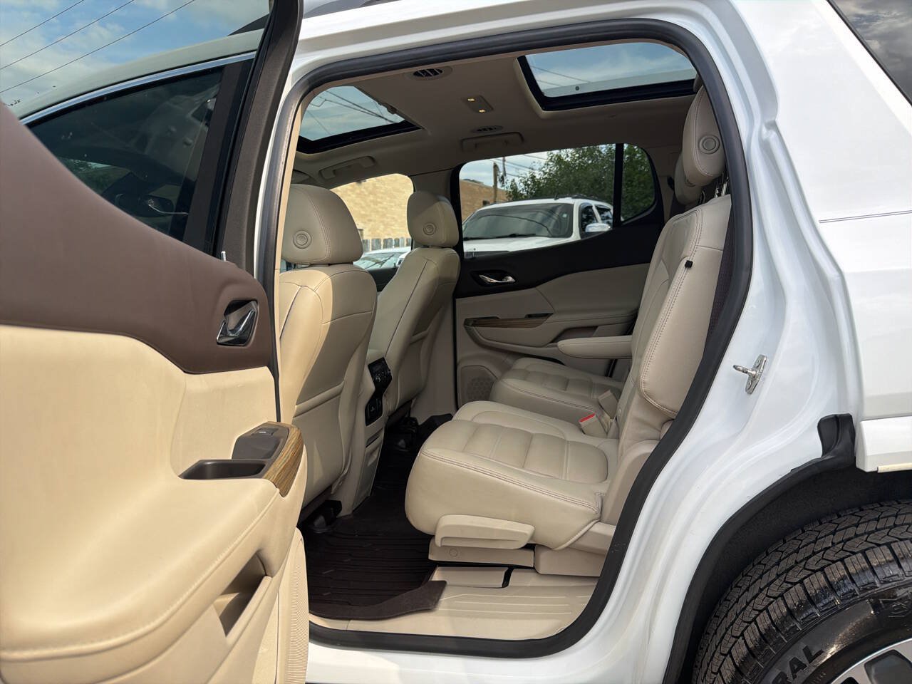 Used 2019 GMC Acadia Denali w/ Technology Package FWD image 30