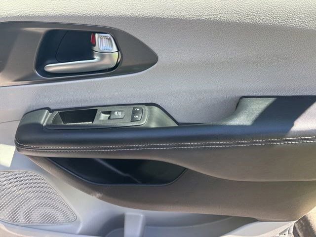 Used 2023 Chrysler Pacifica Touring-L FWD image 38