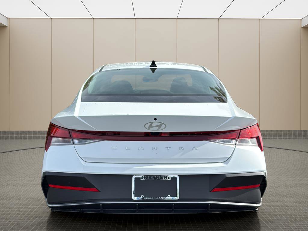 Certified 2025 Hyundai Elantra SE image 4