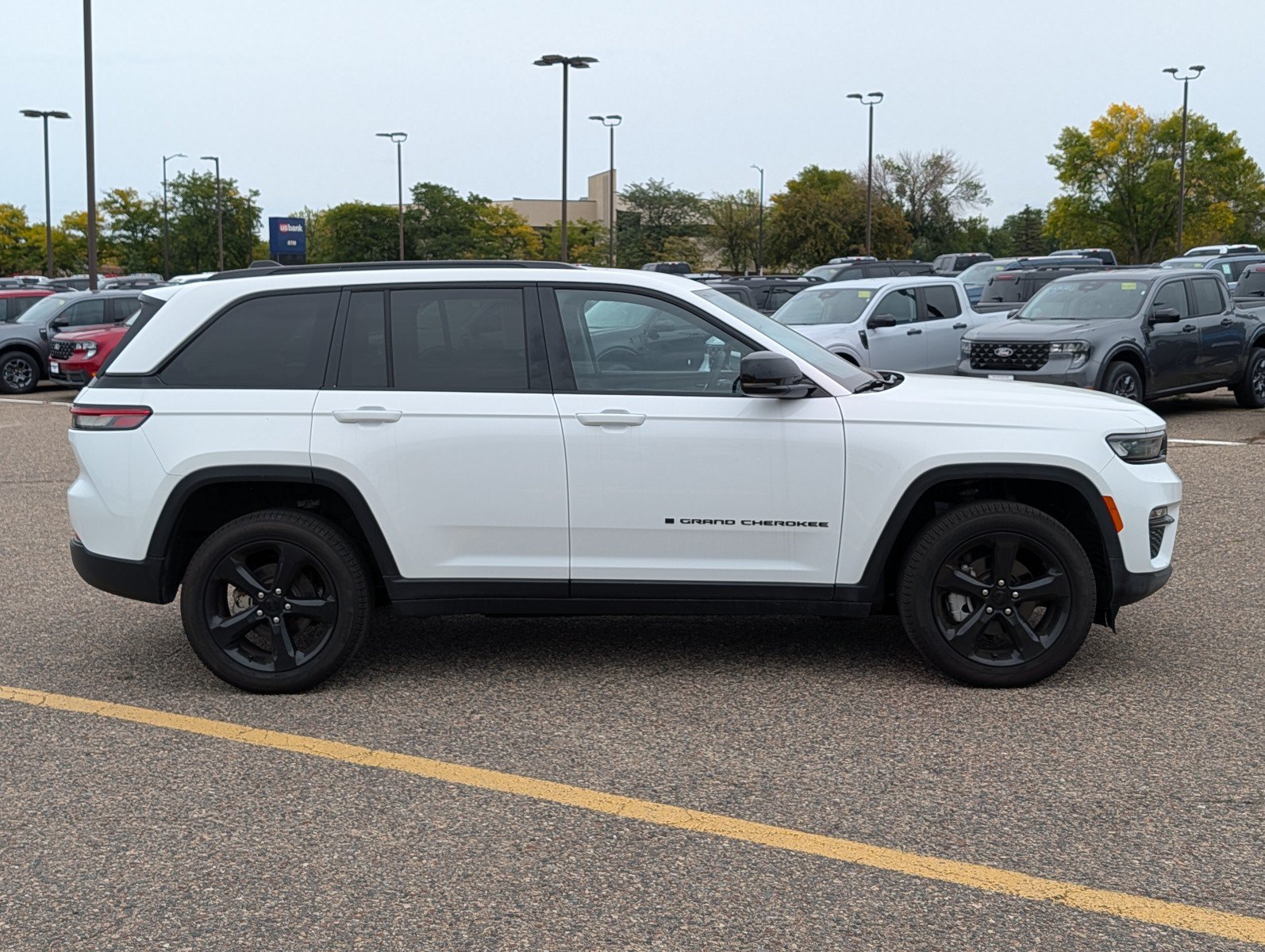 Used 2023 Jeep Grand Cherokee Limited w/ Black Appearance Package AWD/4WD image 6