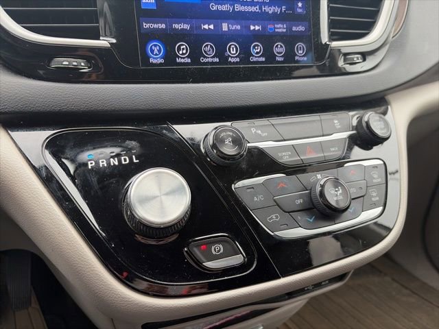 Used 2017 Chrysler Pacifica Touring-L image 12