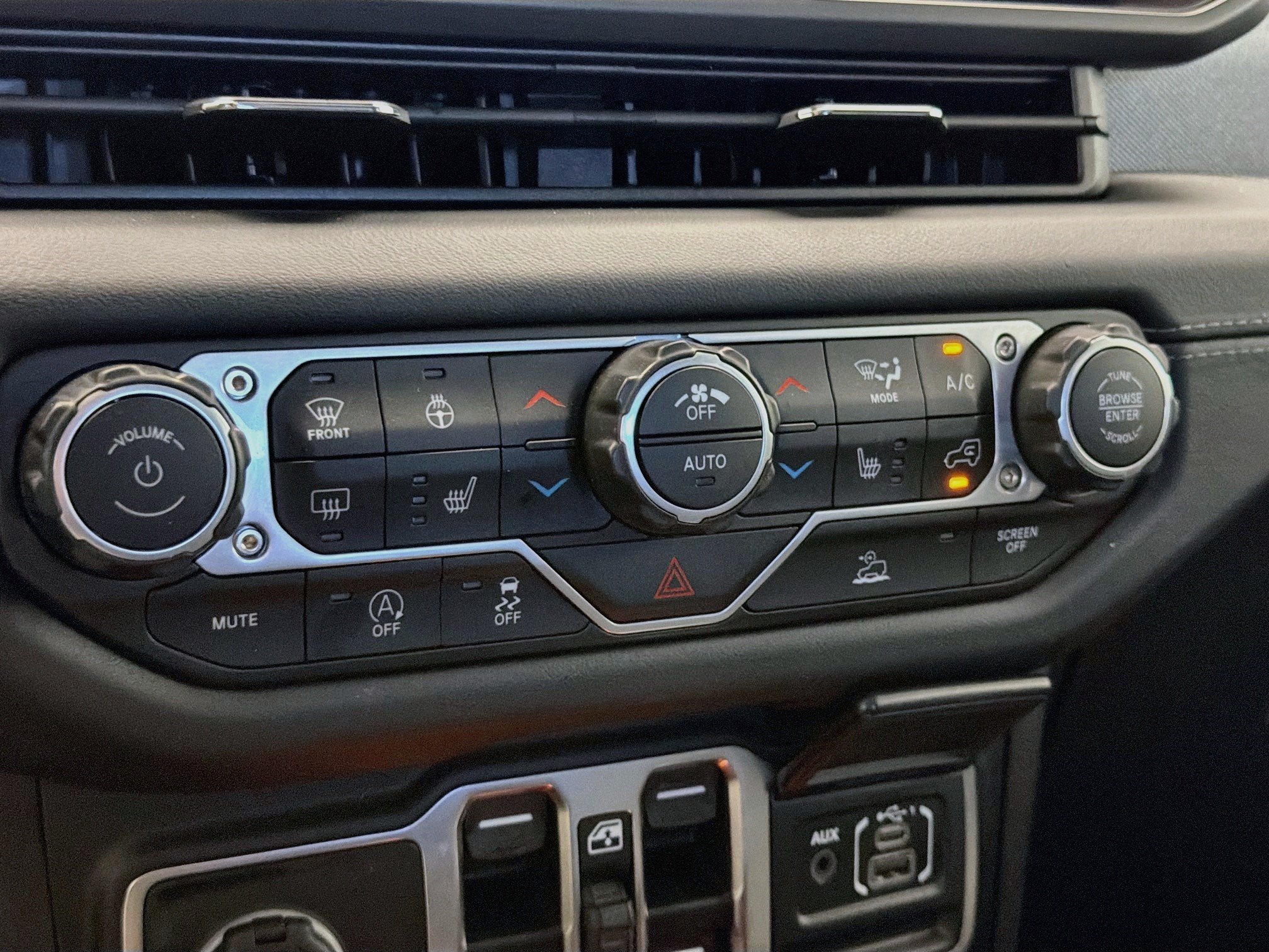 Used 2025 Jeep Wrangler Unlimited Sahara AWD/4WD image 10