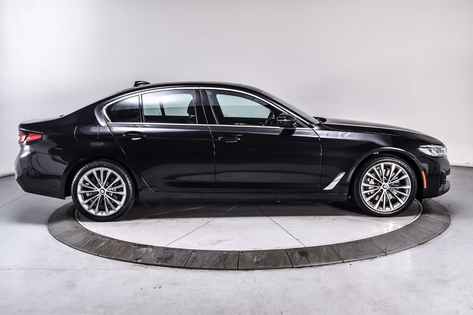 Used 2023 BMW 530i xDrive w/ Premium Package AWD/4WD image 7