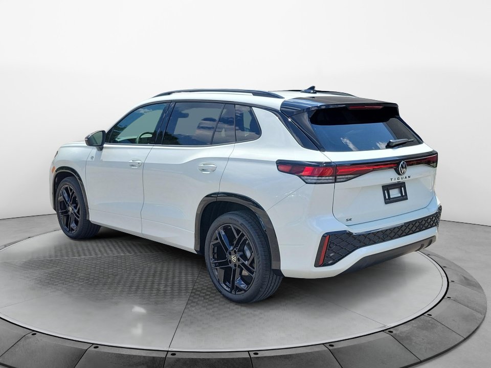 New 2026 Volkswagen Tiguan SE R-Line FWD image 5