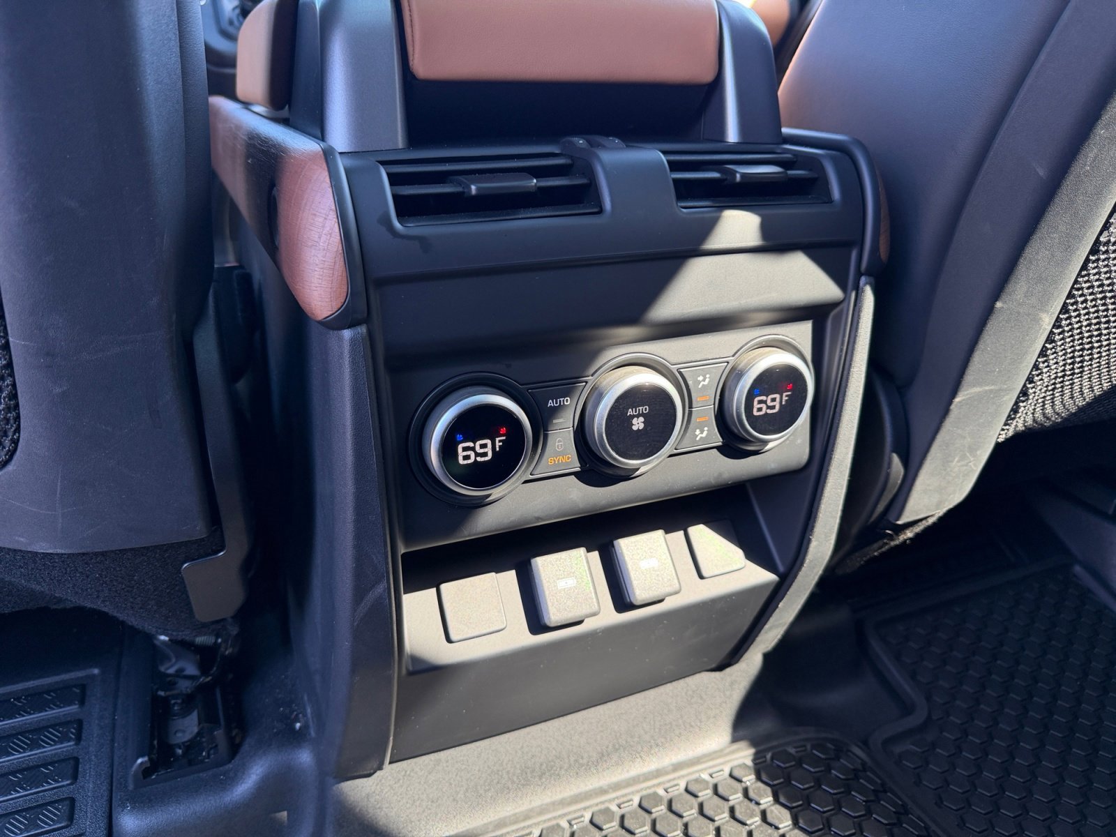 Used 2023 Land Rover Defender 110 X-Dynamic SE image 18