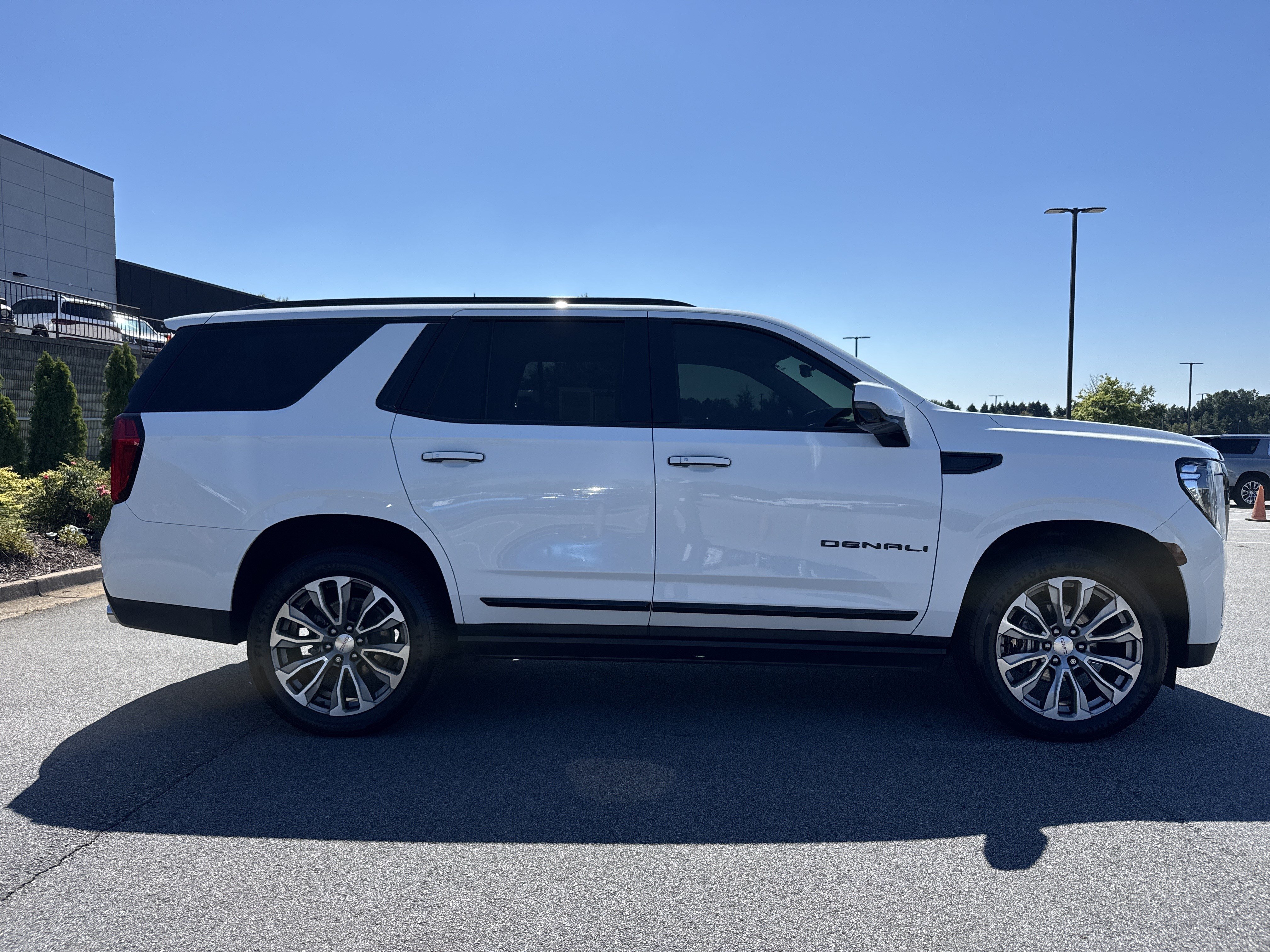 Used 2021 GMC Yukon Denali w/ Denali Premium Package AWD/4WD image 11