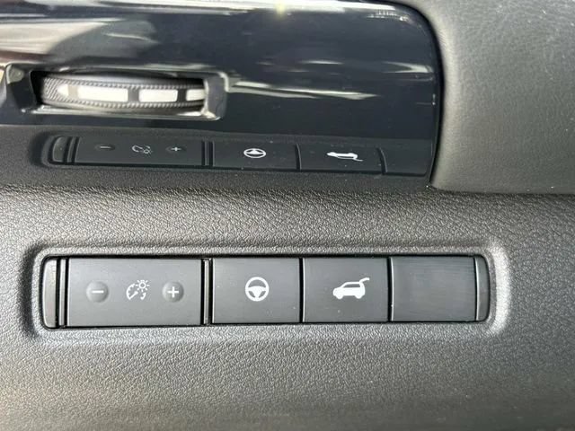 Used 2025 Nissan Pathfinder SV FWD image 36
