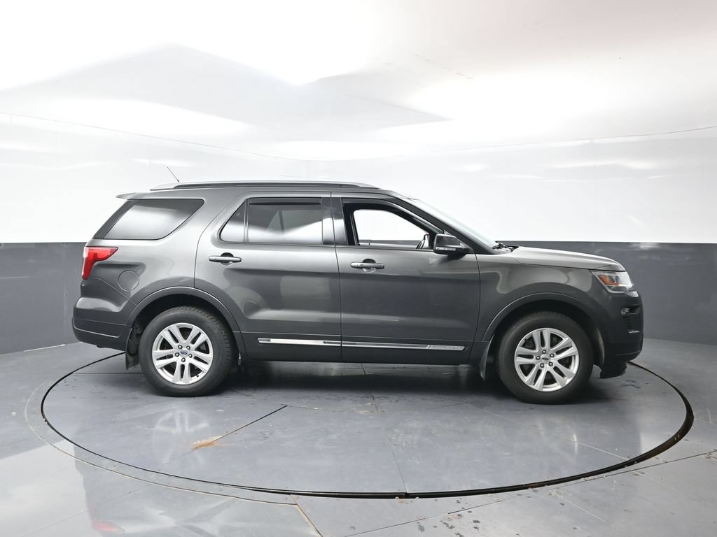Used 2018 Ford Explorer XLT w/ Equipment Group 202A AWD/4WD image 2